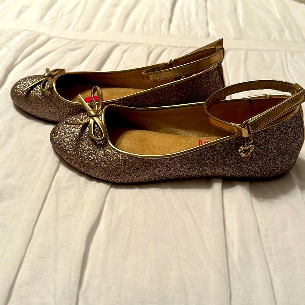 Girls sparkly shoes size 4 youth.